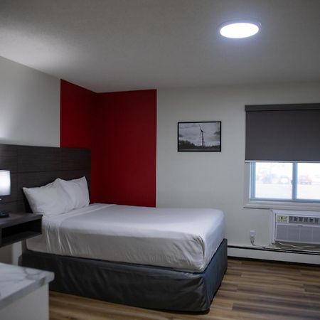 Ramada By Wyndham Dawson Creek Hotel ภายนอก รูปภาพ