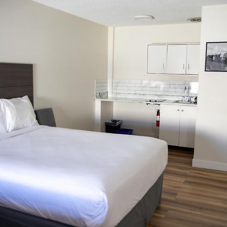 Ramada By Wyndham Dawson Creek Hotel ภายนอก รูปภาพ