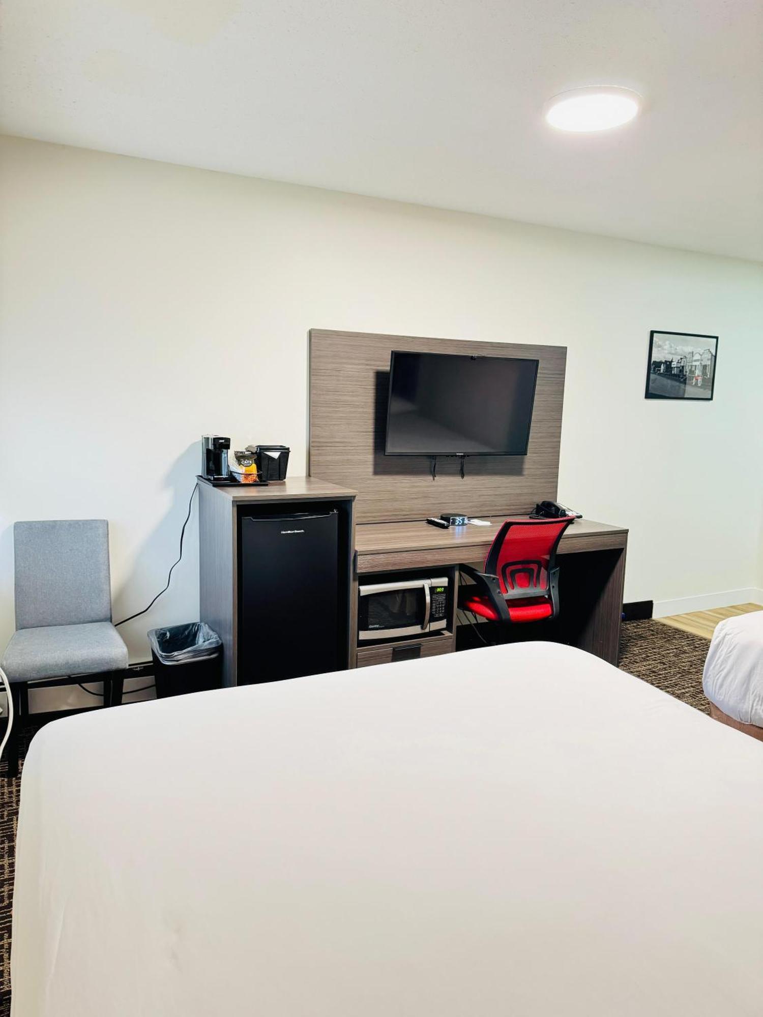 Ramada By Wyndham Dawson Creek Hotel ภายนอก รูปภาพ