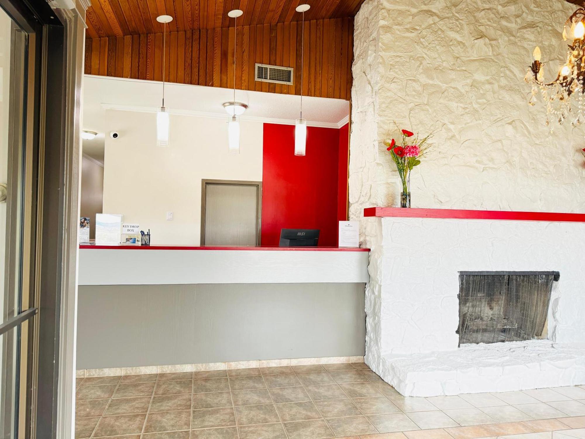 Ramada By Wyndham Dawson Creek Hotel ภายนอก รูปภาพ
