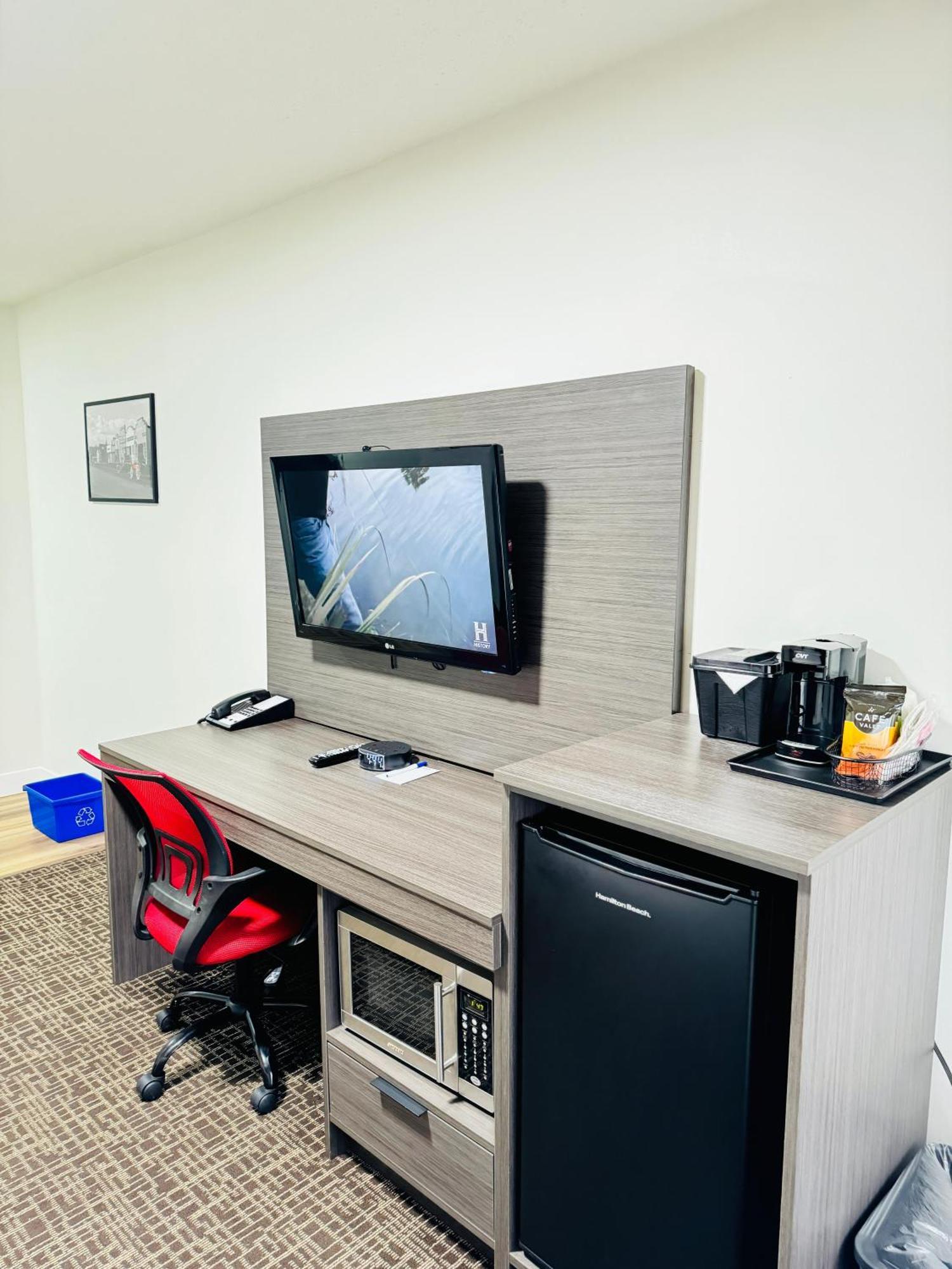 Ramada By Wyndham Dawson Creek Hotel ภายนอก รูปภาพ