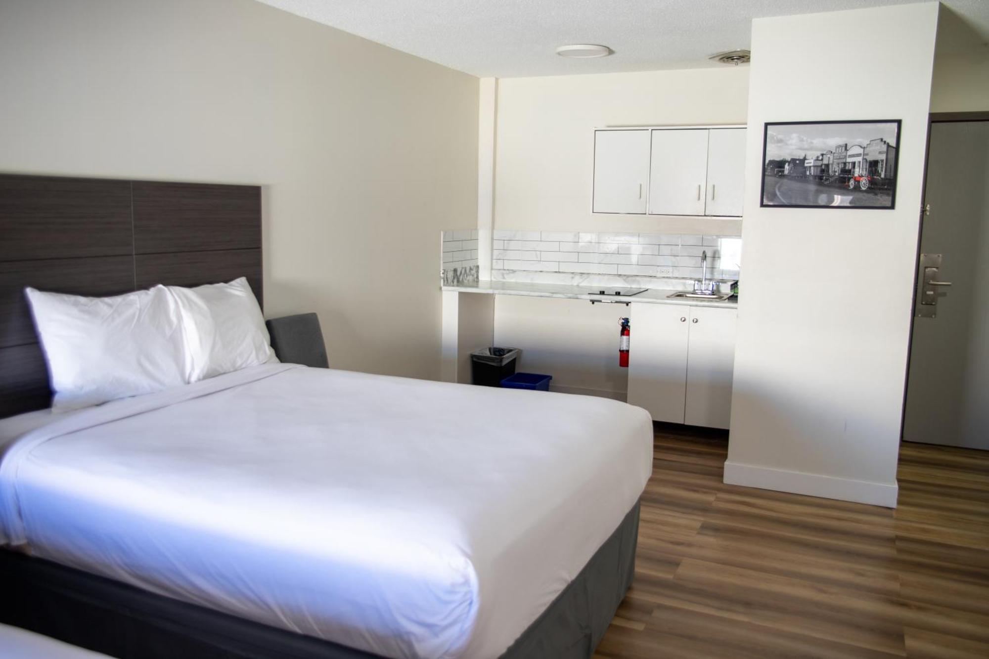Ramada By Wyndham Dawson Creek Hotel ภายนอก รูปภาพ