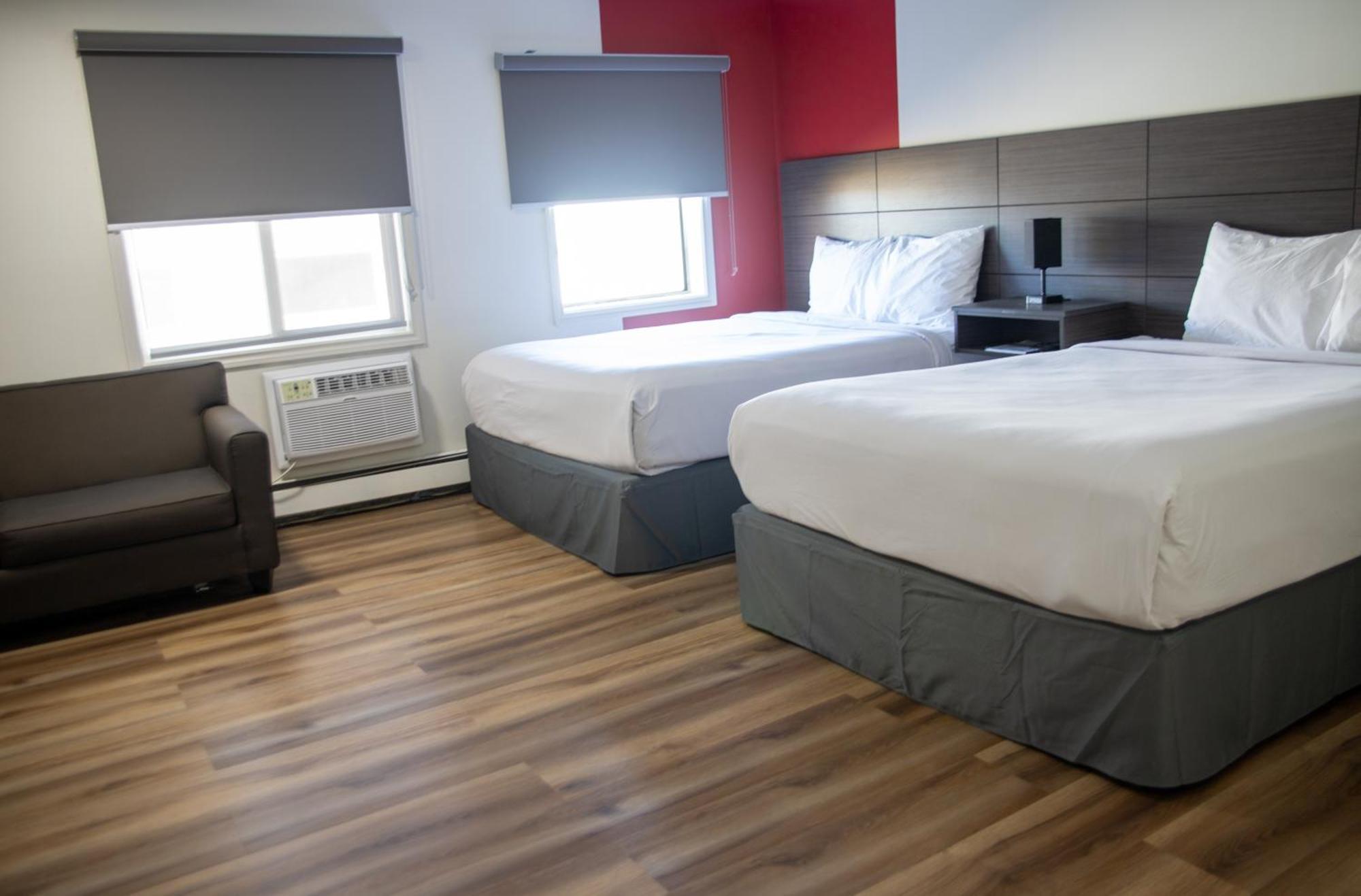 Ramada By Wyndham Dawson Creek Hotel ภายนอก รูปภาพ