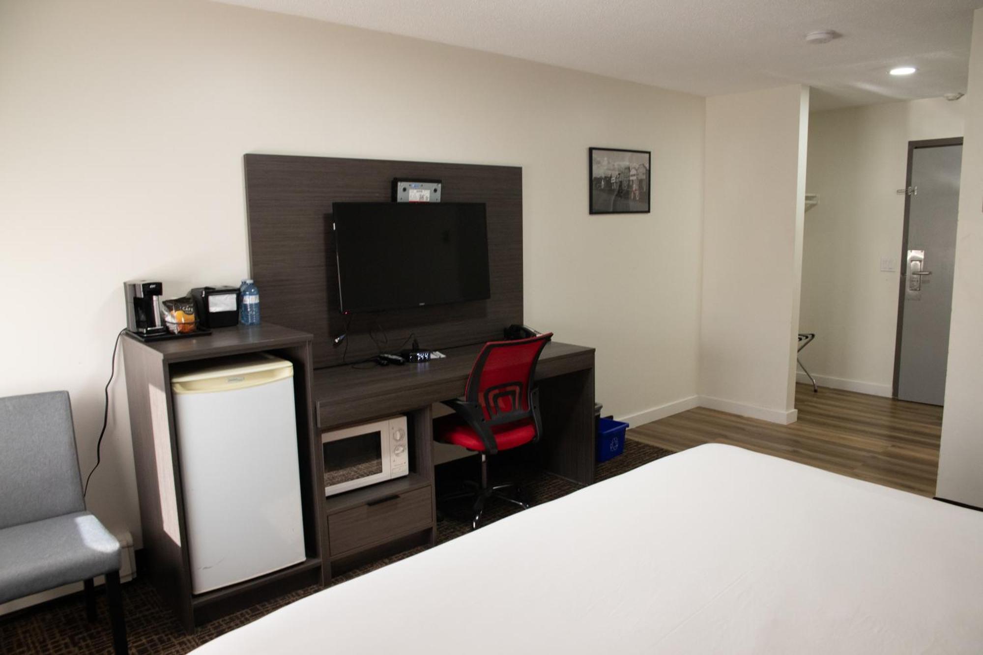 Ramada By Wyndham Dawson Creek Hotel ภายนอก รูปภาพ