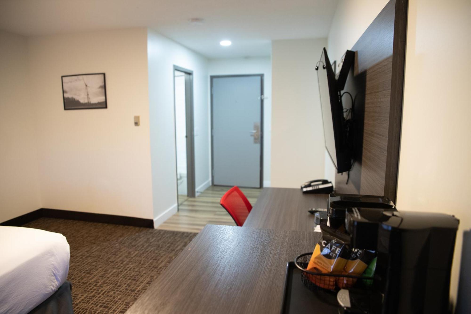 Ramada By Wyndham Dawson Creek Hotel ภายนอก รูปภาพ