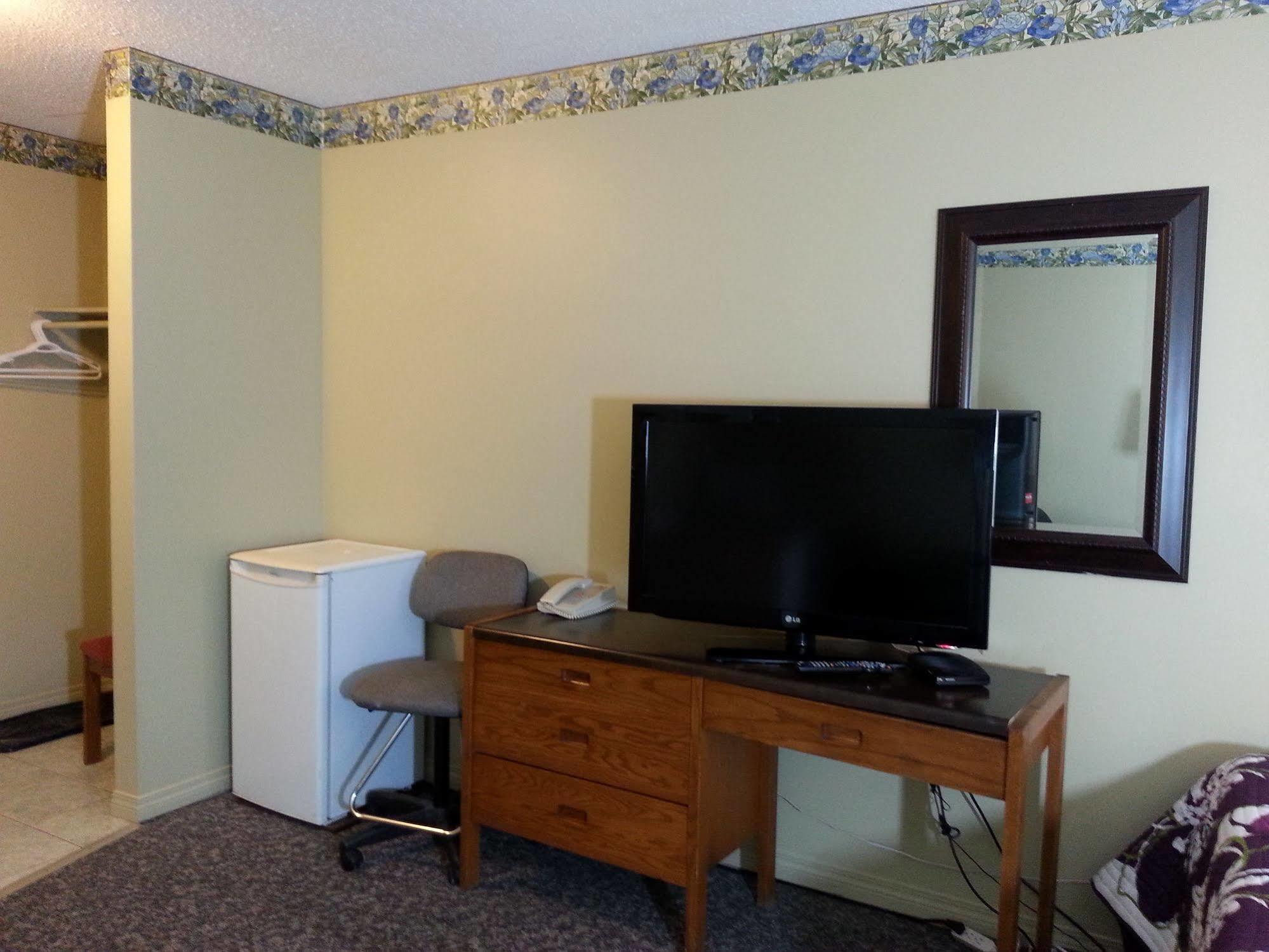 Ramada By Wyndham Dawson Creek Hotel ภายนอก รูปภาพ
