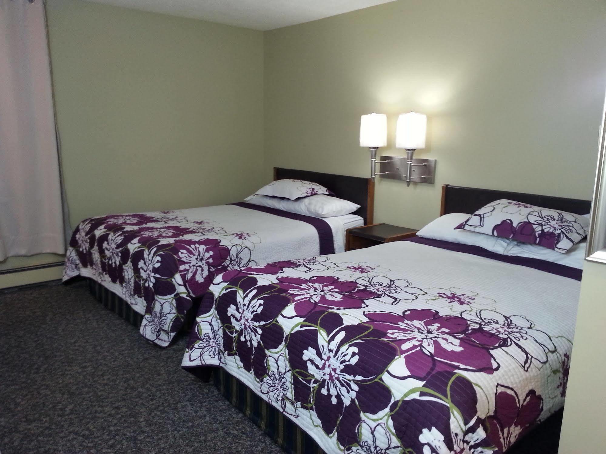 Ramada By Wyndham Dawson Creek Hotel ภายนอก รูปภาพ