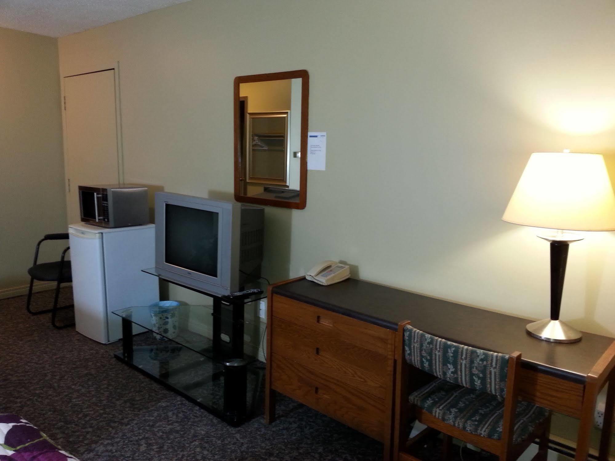 Ramada By Wyndham Dawson Creek Hotel ภายนอก รูปภาพ