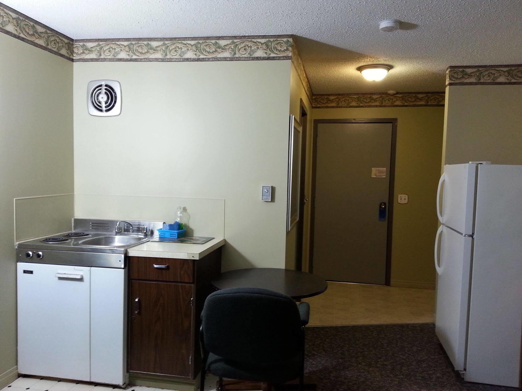 Ramada By Wyndham Dawson Creek Hotel ภายนอก รูปภาพ